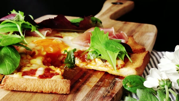 Bread pizza with prosciutto and baby greens
